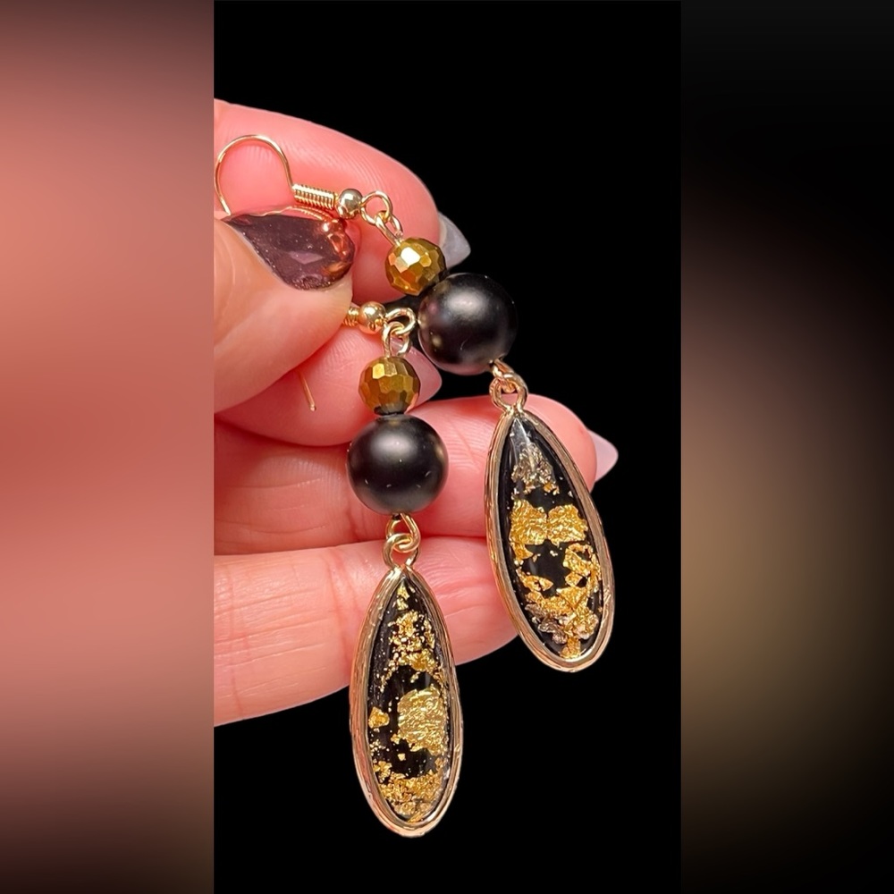 ⭐️🎁pretty gold and black flecked opal type beads -NWOT